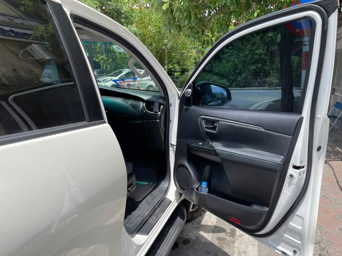 Kính sườn màu đen vừa mã M-650 Vị trí dán phim cách nhiệt cho xe sedan