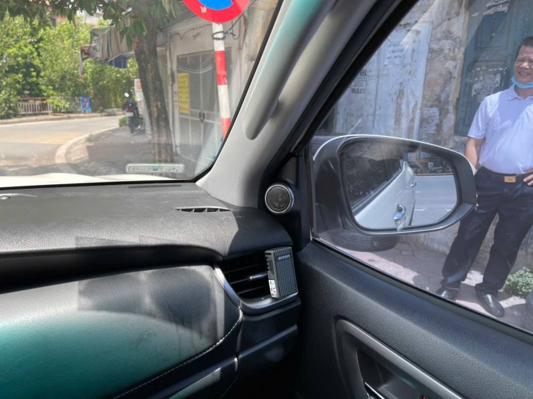 Kính sườn màu đen vừa mã M-650 Tầm nhìn từ trong xe ra ngoài khi dán phim M-650