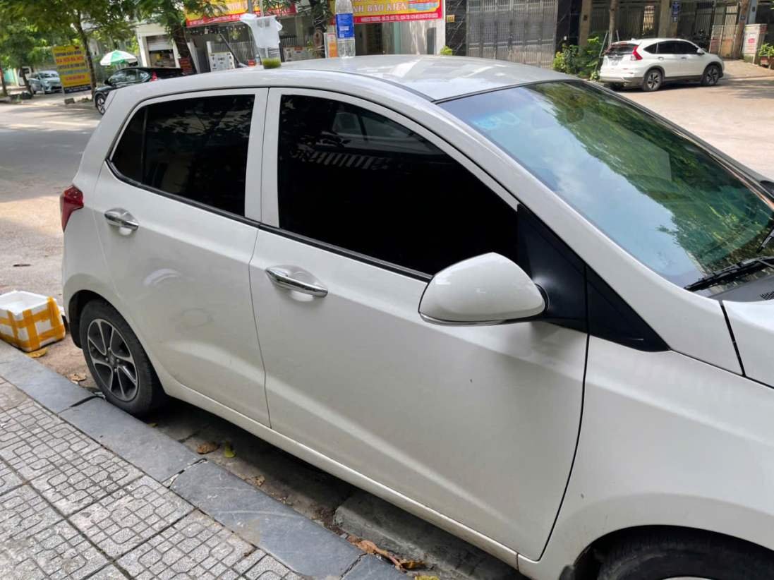 Kính sườn màu đen vừa mã M-650 Phim cách nhiệt Hòa Phát chính hãng