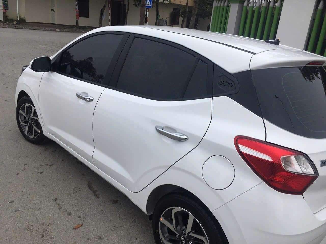 Kính sườn tầm trung màu đen tối mã ATR10 dán phim cách nhiệt kính sườn xe hơi