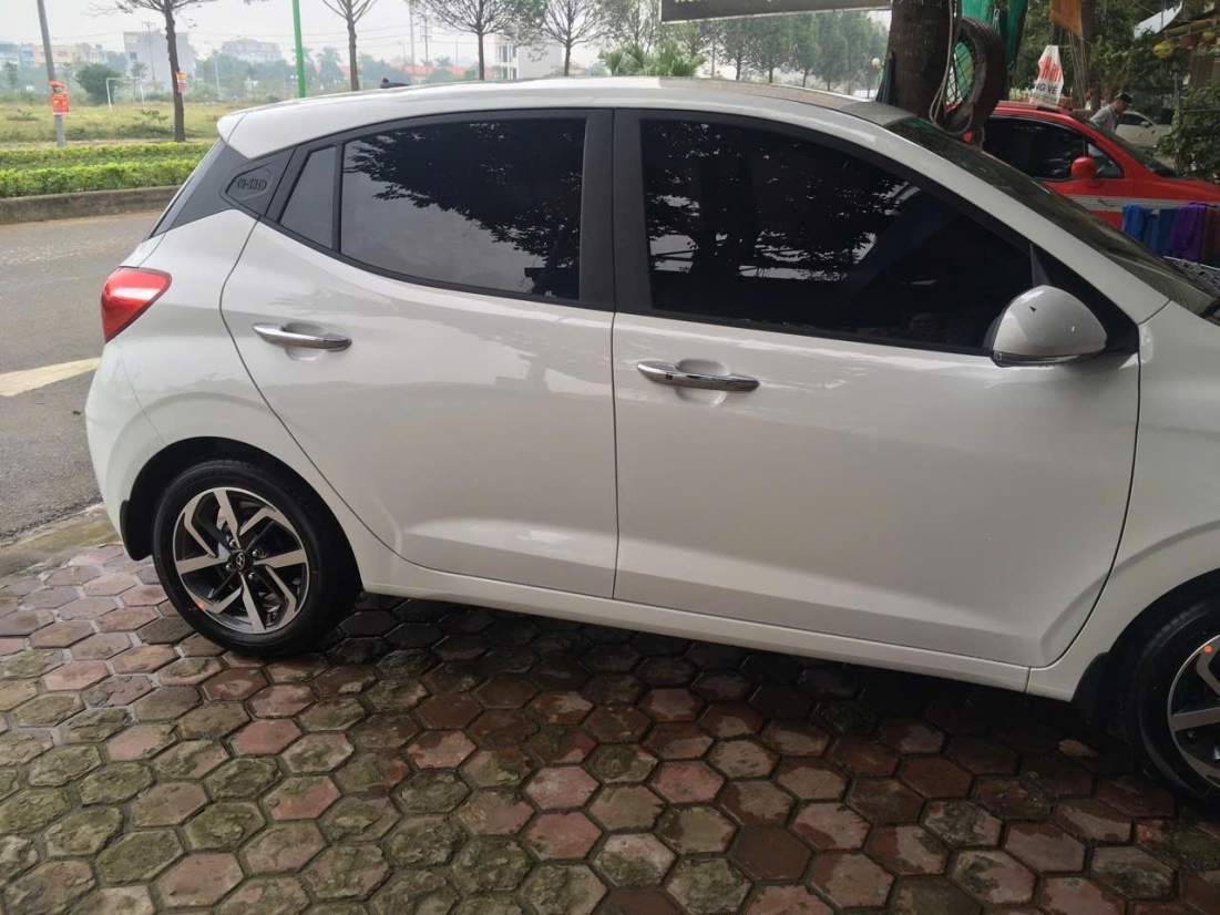 Kính sườn tầm trung màu đen tối mã ATR10 địa chỉ dán phim cách nhiệt ô tô