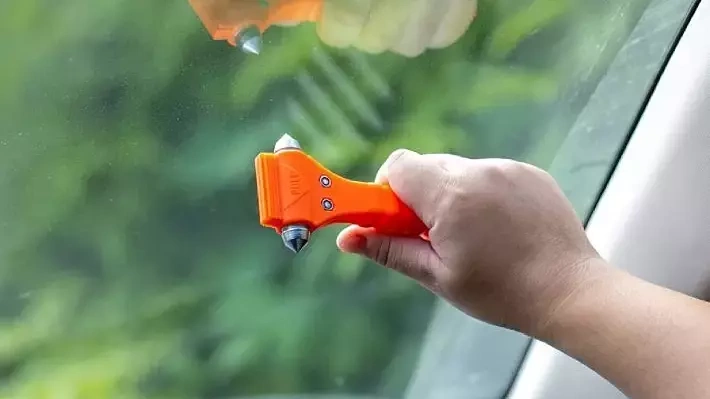 Đề xuất ôtô không trang bị búa phá kính sẽ trượt đăng kiểm