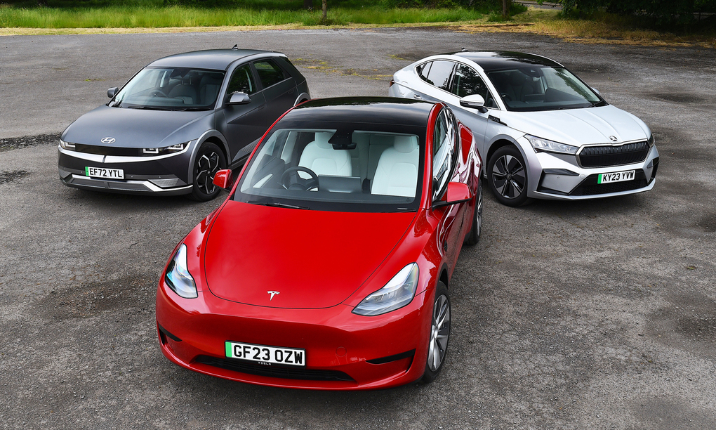 Ba trong số các mẫu xe điện bán tại Anh (từ trái sang): Hyundai Ioniq 5, Tesla Model Y, và Skoda Enyaq. Ảnh: Whatcar