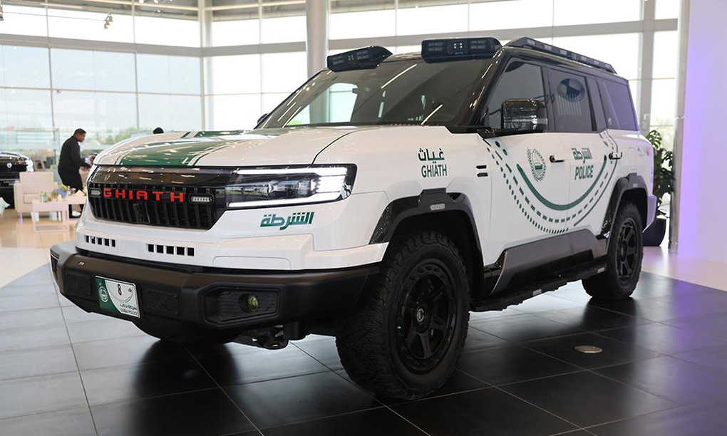 Mẫu SUV hybrid Denza B8 trong trang phục cảnh sát Dubai. Ảnh: Dubai Police