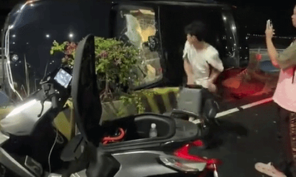 Nam thanh niên 18 tuổi dùng pin xe máy điện phá kính cứu người bị nạn