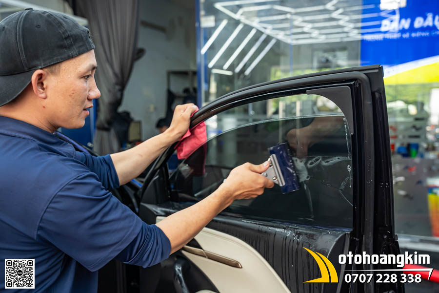 Kỹ thuật viên Ô Tô Hoàng Kim xử lý các mép góc kỹ lưỡng, tỉ mỉ