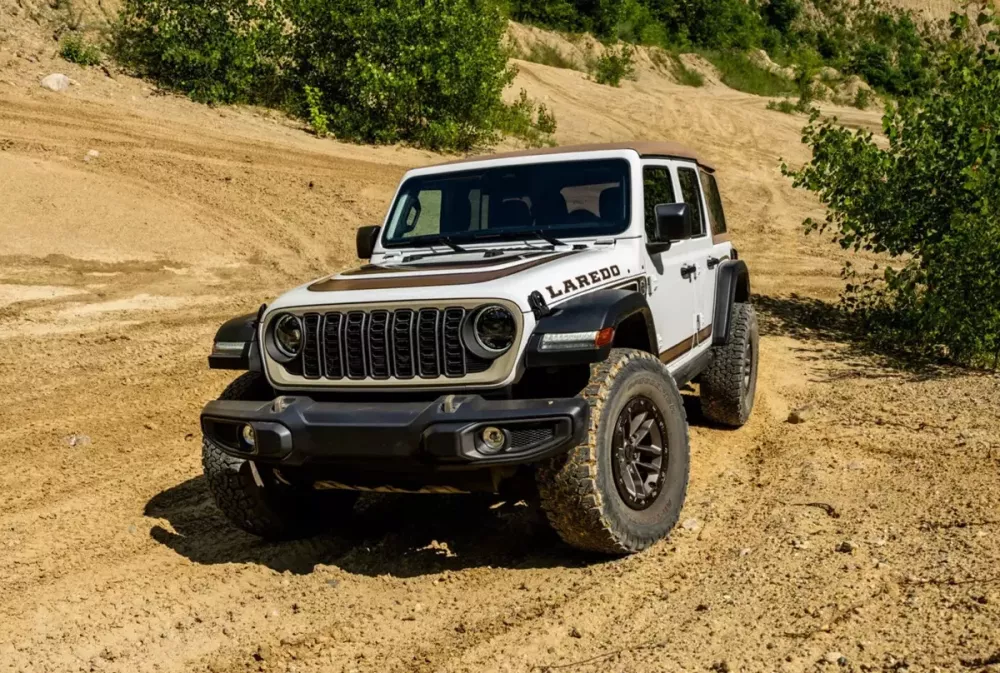 Jeep Wrangler Laredo được trang bị lưới tản nhiệt mới Jeep Wrangler Laredo được trang bị lưới tản nhiệt mới