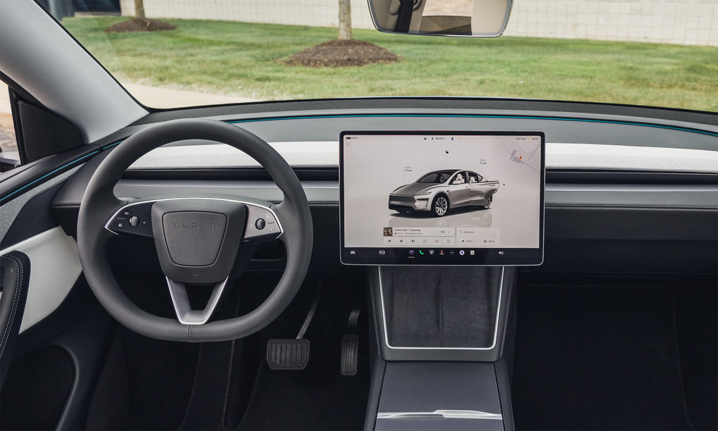 Tesla Model Y chỉ có 4 nút bấm, gần như mọi thao tác đều thực hiện trên màn hình. Ảnh: Car and Driver