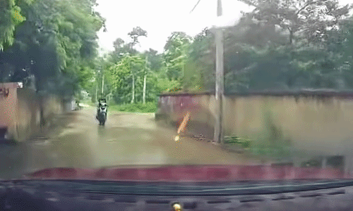 Vừa lái xe vừa dùng điện thoại, nam thanh niên tông trực diện vào ô tô
