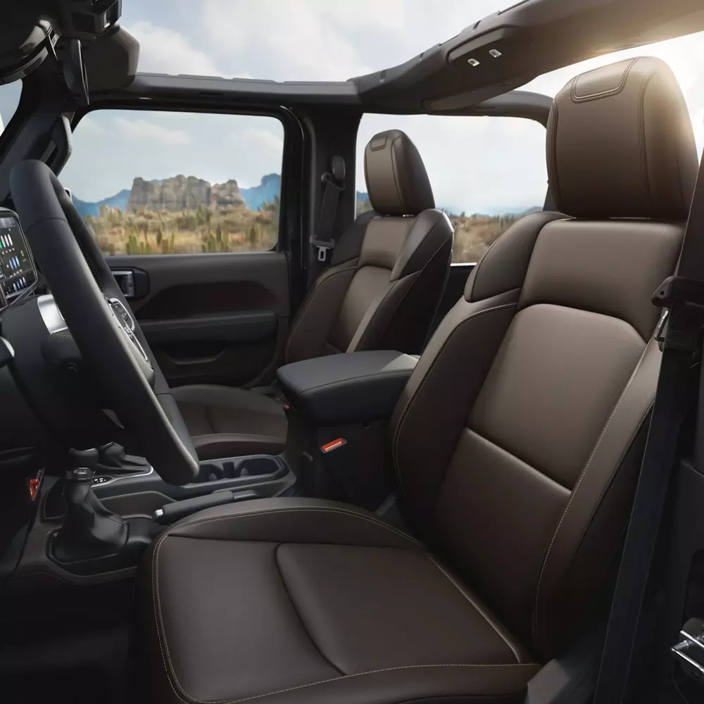Jeep Wrangler Laredo được trang bị ghế bọc da Nappa Jeep Wrangler Laredo được trang bị ghế bọc da Nappa