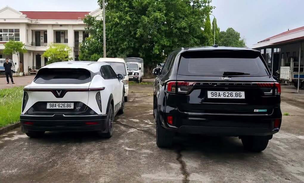 Hai chiếc xe trùng biển tại cơ quan công an Bắc Ninh. Ảnh:CACC