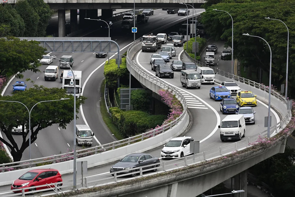 Xe trên đường phố tại Singapore. Ảnh: Straits Times